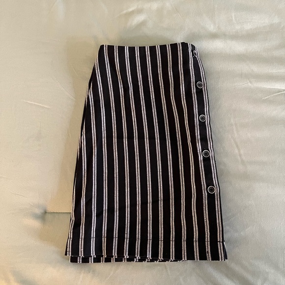 Ivy & Main Mini Skirt - Picture 4 of 4